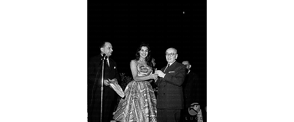 Rosanna Schiaffino viene premiata al galà del cinema da Nicola De Pirro, sulla sinistra Emilio Cigoli