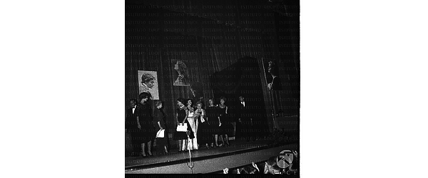 Commemorazione di Eleonora Duse al teatro Quirino, sul palco si riconoscono Rossella Falk, Rina Morelli, Emma Gramatica, Luchino Visconti, Lilla Brignone Vittorio Gassman e altri - campo medio