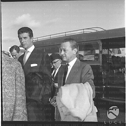Sandro Pallavicini e l'amico Giorgio Pavone sulla pista dell'aeroporto di Ciampino. Piano medio