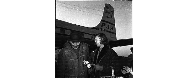 Lo scrittore inglese Robert Graves con la moglie sulla pista dell'aeroporto di Ciampino - piano americano