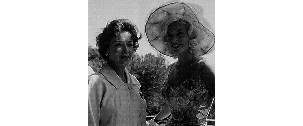 Ida Lupino e Jayne Mansfield posano sorridendo; piano medio