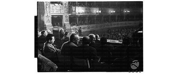 Membri della Dc visti di spalle sul palcoscenico della Pergola di Firenze durante il Congresso, tra questi si riconosce Zoli - piano americano