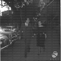 Lucia Virginia Peron, presunta figlia dell'ex presidente dell'Argentina, e il marito Juan Carlos de Ripepi a passeggio in via Veneto - totale