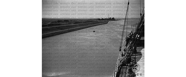 Nave in transito lungo il canale di Suez