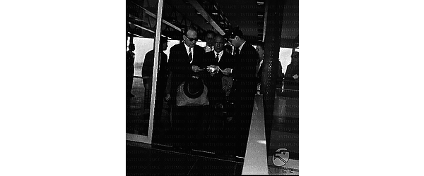L'avvocato Martucci e Romolo Marcellini mostra i biglietti all'assistente di volo a Fiumicino; campo medio