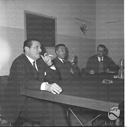 Blasetti, Puccini e un uomo durante una conferenza stampa. Piano medio