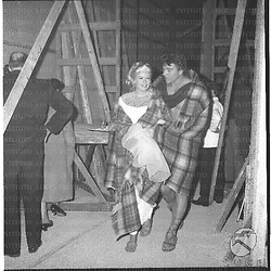 Jayne Mansfield e Mickey Hargitay durante una pausa del set del film Gli amori di Ercole - totale