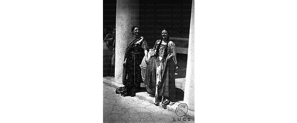 Napoli Due donne in abiti medievali posano vicino ad un vaso