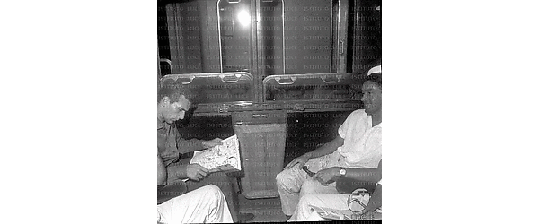 Angelillo e un compagno di squadra seduti nello scompartimento del treno
