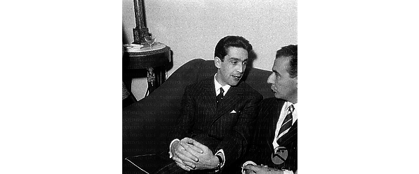 Goffredo Lombardo e Franco Cristaldi conversano seduti su un divano