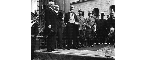 Roma Cremonesi,  Vittorio Emanuele III, il  generale Diaz, con altre  autorità su un palco