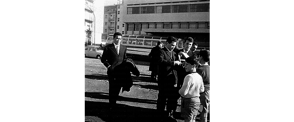 Lojacono, circondato da un gruppetto di bambini, monta un modellino di aeroplano prima della partenza per la partita della nazionale contro la Svizzera; con lui Montuori ed un altro calciatore  e Montuori