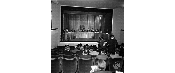 Roma Tavolo degli oratori e pubblico in sala; tra i presenti De Sica, De Laurentiis, Gassman, Visconti, Monicelli, Rossellini