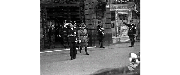 Berlino Il ministro Von Ribbentrop, accompagnato da una personalità italiana in uniforme della milizia, esce dall'hotel Adlon