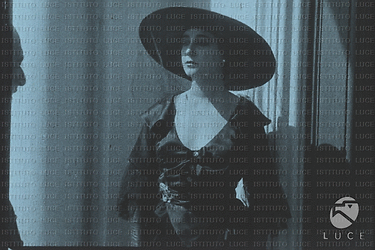 L'attrice Leda Gys vestita di nero