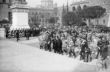 Roma Mussolini e Vittorio Emanuele III, seguiti da un gruppo di autorità militari e politiche in alta uniforme, salgono la scalinata dell'Altare della Patria