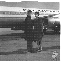 Nancy Sinatra con il marito Tommy Sands sulla pista di Fiumicino in partenza con un aereo della Pan Am - totale