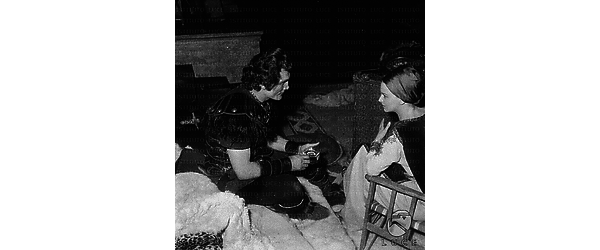 Jack Palance ed Eleonora Rossi Drago conversano seduti in costume di scena sul set del film 'Rosmunda e Alboino'; piano americano