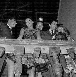 Linda Christian, Edmund Purdom, Anna Maria Pierangeli, Ivan Desny e altre persone durante un cocktail sul ponte di un veliero. Piano americano, dal basso