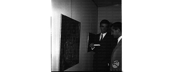 In occasione della Mostra di arte di Venantino Venantini ripreso l'artista mentre parla con Fulvio Lucisano - piano medio