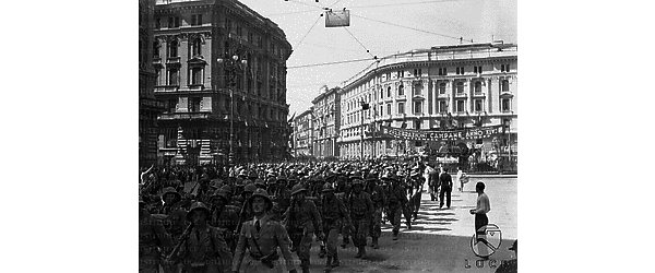 Napoli I soldati della Divisione Gran Sasso, sbarcati nel porto di Napoli di ritorno dall'Africa Orientale, sfilano in piazza della Borsa