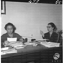 Due donne sedute ad una scrivania, probabilmente dirigenti del Servizio Sociale Internazionale della sede romana - piano americano