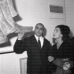 Aldo Calò con la mano su una delle sue sculture, accanto a Palma Bucarelli