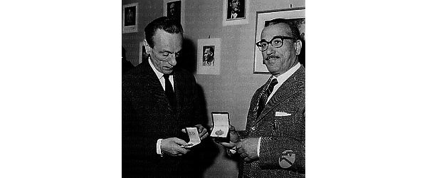 Eduardo e Peppino de Filippo mostrano le medaglie ricevute in premio
