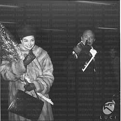 Anna Maria Pierangeli e Armando Trovajoli in partenza da Fiumicino - piano americano