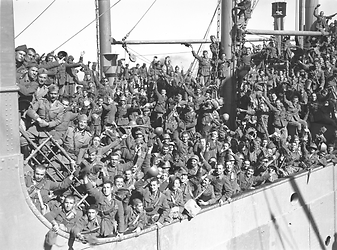 Soldati italiani riempiono totalmente il ponte di una nave da trasporto