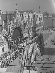 La facciata della Basilica di San Marco ripresa durante l'installazione delle strutture protettive contro i bombardamenti