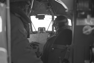 Piloti e avieri controllano una carta durante la missione