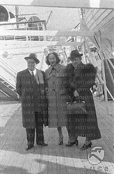 Ermete, Ernes e Ines Cristina Zacconi ritratti sul ponte della nave