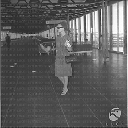 Romy Schneider all'interno dell'aeroporto di fiumicino - totale