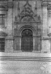 Particolare della facciata della basilica: il portale tardo-gotico d'ingresso con sculture di Nanni di Bartolo. Campo medio