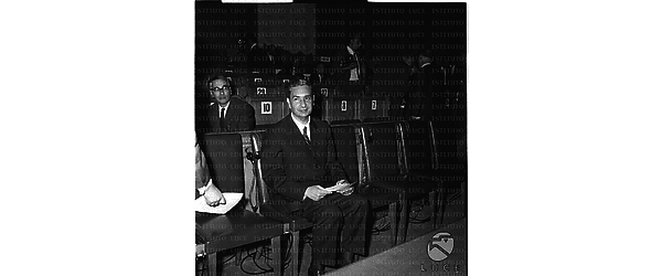 Aldo Moro seduto su una sedia alla riunione della commissione esecutiva della Cee - totale