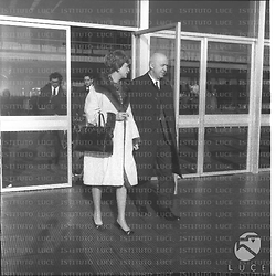 Otto Preminger con la moglie a Fiumicino - totale