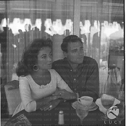 Elisabeth Taylor e Michael Todd ripresi a Roma seduti ad un tavolino di bar - piano medio