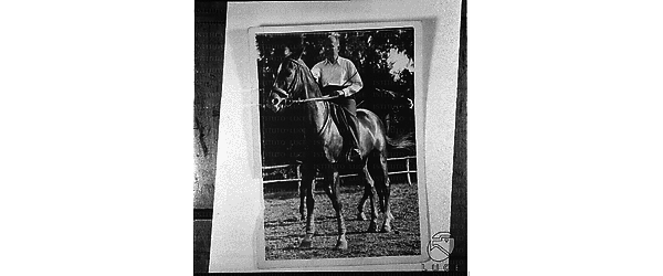 Fotografia di Benito Mussolini a cavallo - totale
