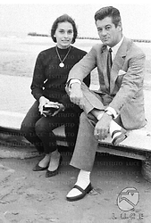 Venezia José Suarez seduto con una donna su una panchina nei pressi della laguna di Venezia