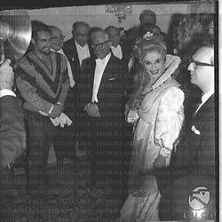 Gronchi nel foyer del Teatro dell'Opera con i cantanti Del Monaco, Rossi Lemeni e Floriana Cavalli interpreti dell''Ernani', alle loro spalle si riconosce Gonella - totale