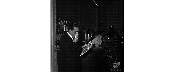 Roma Visconti sfoglia una rivista nel bar di un teatro in occasione della prima dello spettacolo 'Saffo'
