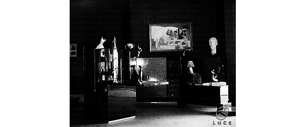 Roma Una sala della mostra, arredata con mobilia da salotto, in cui sono esposte sculture e pitture di esponenti del secondo futurismo
