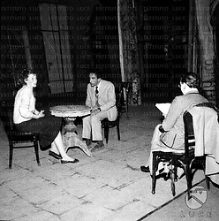 Arnoldo Foà e Carla Gravina, seduti attorno a un tavolo, provano una scena alla quale assiste un terzo interprete, probabilmente Ave Ninchi.