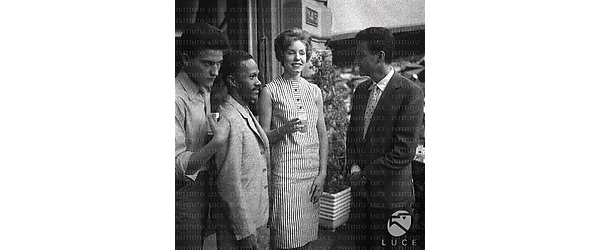 Roma Nicholas Brothers con Teddy Reno ed una donna davanti ad un bar di Via Veneto