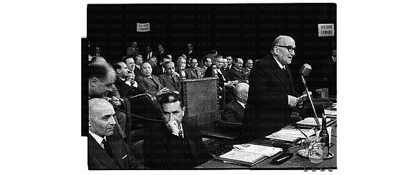 Zoli ripreso mentre fa il suo intervento al Congresso della DC di Firenze, sulla sinistra si riconoscono Salizzoni e Moro - piano americano