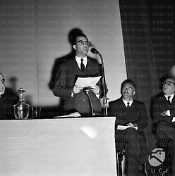 Eugenio Scalfari interviene ad una conferenza degli 'Amici del Mondo', sulla sinistra Ernesto Rossi e sulla destra un uomo e Mario Pannunzio