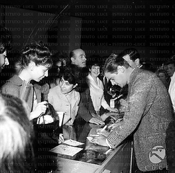 Sergio Endrigo circondanto di fans firma autogafi ad un bancone dei magazzini CIM - piano americano