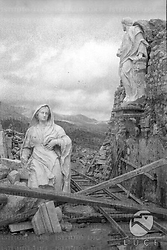 Cassino Due statue, integre nonostante i bombardamenti, riprese tra le macerie dell'abbazia di Montecassino