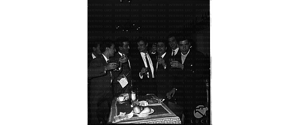 Sergio Endrigo, al banchetto offerto dalla RCA, fa un brindisi con altre persone presenti - piano americano